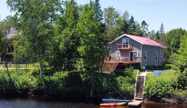 Chalet avec spa et vue sur la rivière Jacques-Cartier