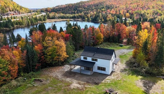 Chalet Bèlkay |1h from Montreal |Lake, Hot Tub, outdoor firepit, family friendly