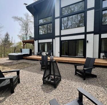Chalet Boreä - Private Spa, Sauna and Fireplace - 5 Min to Tremblant