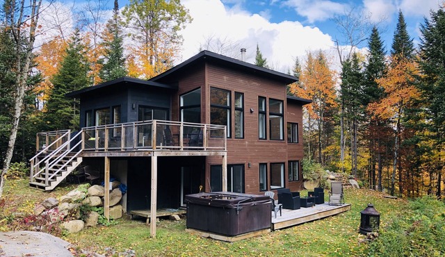 Chalet Moderne et Lumineux sur une rue Tranquille Avec 4 Chambres, Foyer, spa