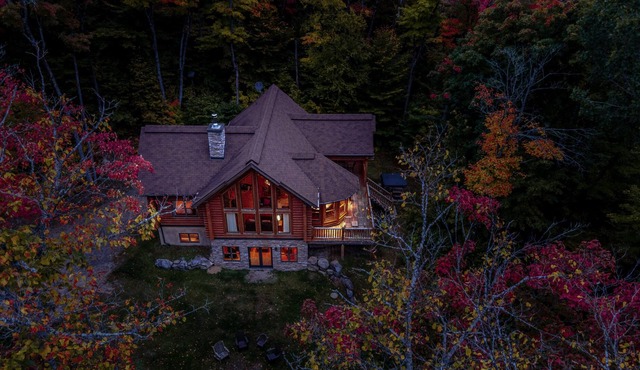 Chalet Deer Lodge - 5 Bedrooms with Lake Access, Hot Tub and Pool Table