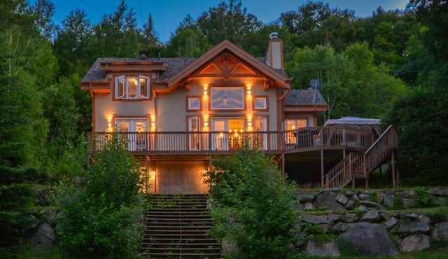 Chalet des Grands Espaces Verts- with spa and breathtaking waterfront views