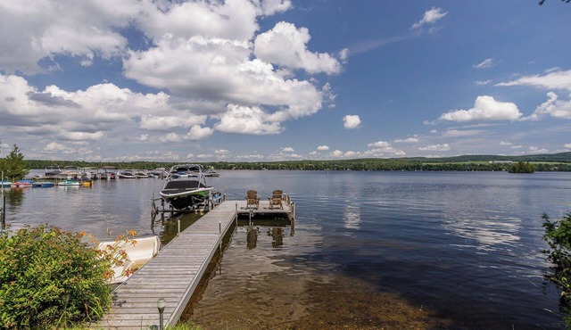 Chalet directly on the shores of magnificent Lake Lovering