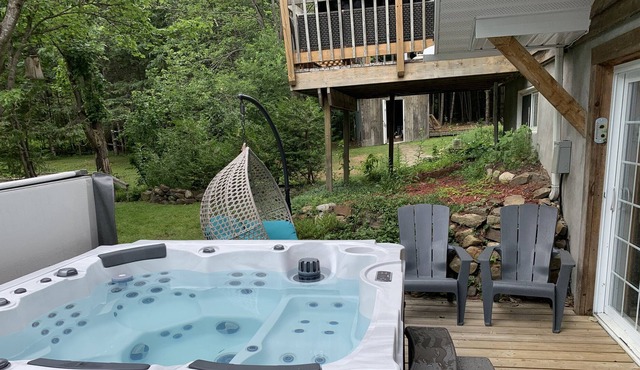 Chalet du Ruisseau Rawdon hot tub outside inside fireplace for up to 16 people