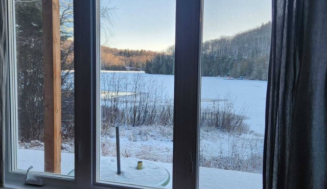 Chalet familial au bord du lac. Family getaway on the lake close to Montreal.