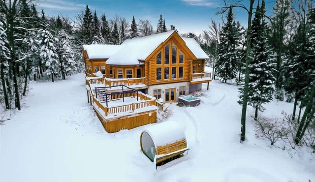 Chalet Golden Bear at Fiddler Lake with spa, sauna, and private pool