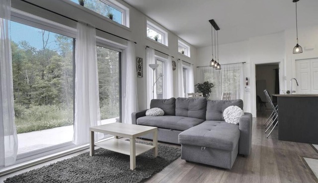 Chalet L'Hérisson (Modern, Spa, BBQ, waterfront)