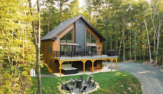 Chalet Le Silverson | Private Spa | Fireplace | Game Room, Chalet Le Silverson | Hot tub | Fireplace