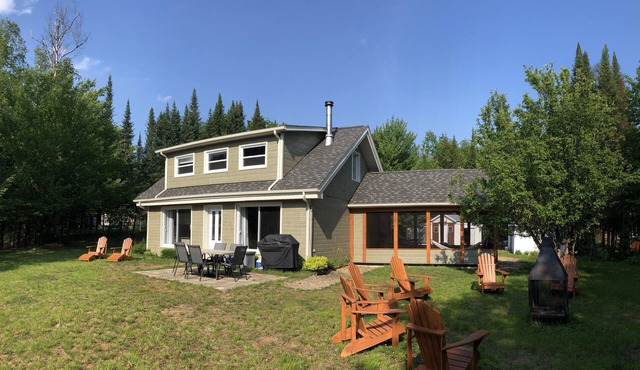 Chalet on the shores of a lake, ideal for families.