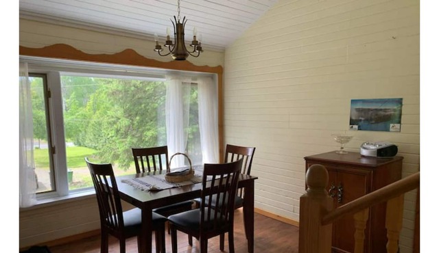 Chalet Rustique et Chaleureux Avec Emplacement Idéal!