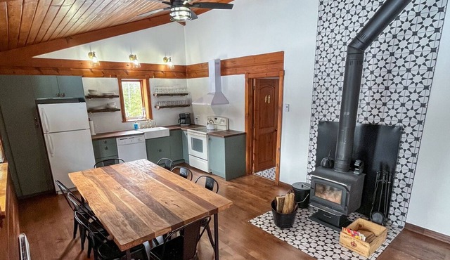 Chalet Shtom - Waterfront Serenity