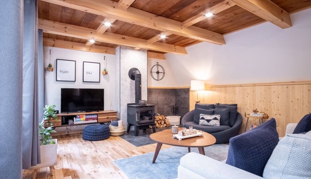 Chalet Stockholm, Turn Key Amenities + Pet Friendly + Dedicated Workspace with Hi Speed WiF