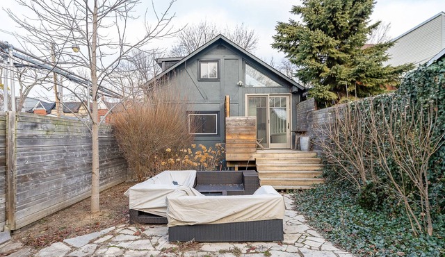 Charming 2-Bed, 1-Bath Fully Furnished Home with Parking in Toronto!