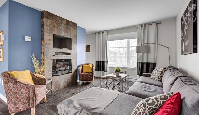 Charming 2BR Home | Free Parking | Near Ottawa