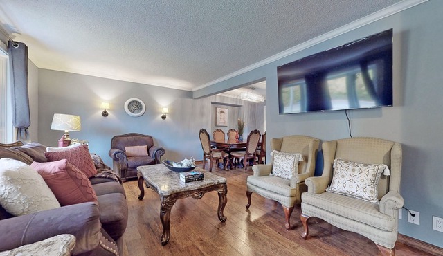 Charming 3 Room Cottage in the city