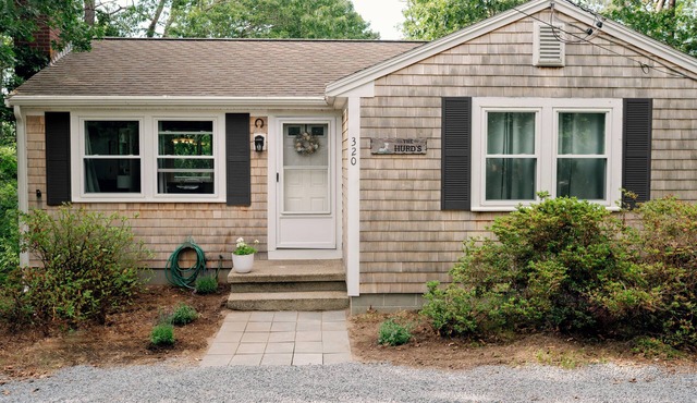 Charming Cape Cod cottage on Depot Pond & bike trail with pond access