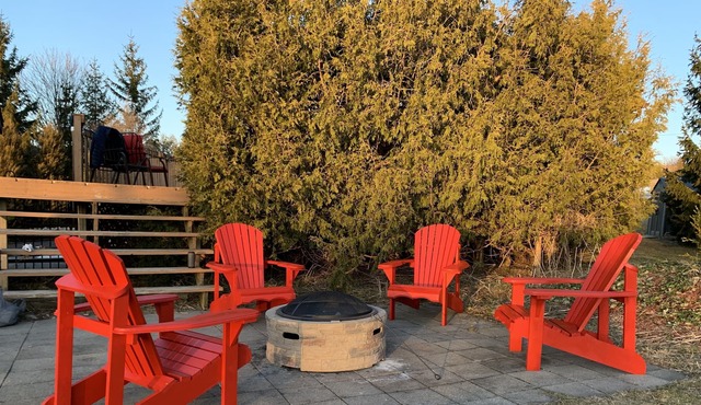Charming hilltop lake view cottage mins from beach