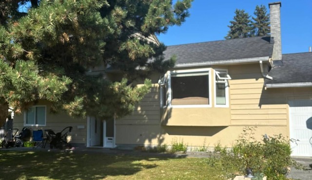 Charming Home in Quiet, Convenient Neighbourhood-4 BR 2 Bath House