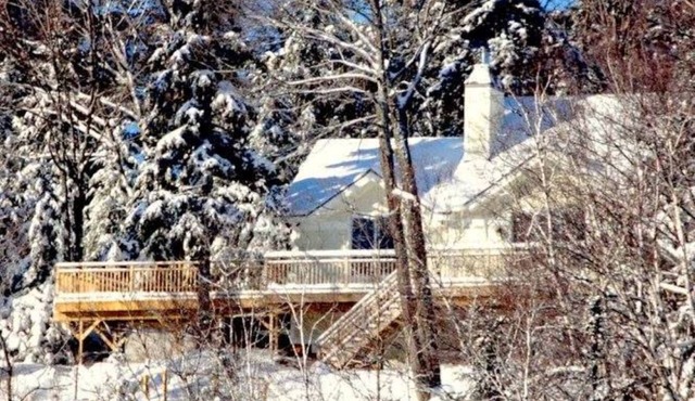 Charming Lakehouse on Lac Pilon