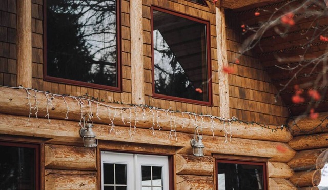 Charming Log Chalet Getaway with Wood Fireplace and Hot Tub – 1 km from Resort