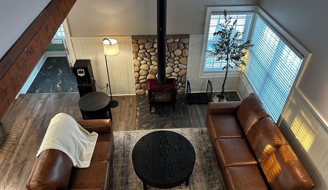 Charming, Modern-Rustic Cabin w/Jacuzzi at Fowler Lake, SK