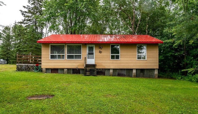 Charming Private Lakefront Cottage - Ideal for Nature Lovers & Fishermen