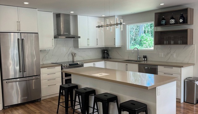 Charming retreat near sproat lake