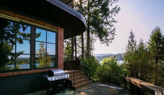 Charming Shawnigan Lake Front Cottage