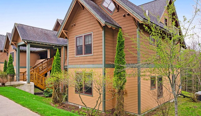 Charming & spacious two-story townhome with balcony - close to Okemo