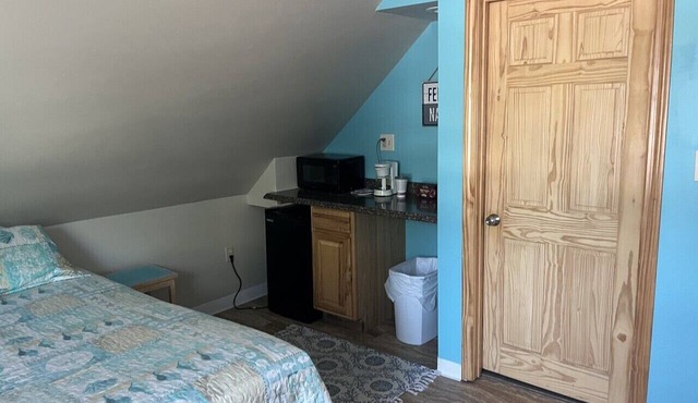 Charming Top-Floor Queen Room with Sloped Ceilings, Walk to the Beach