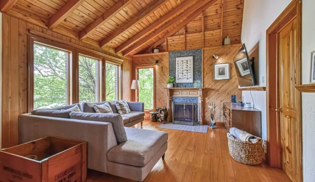 Charming waterfront cottage- fully equipped!