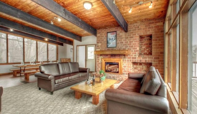 Cheerful 12-Bedroom Gem in Blue Mountain
