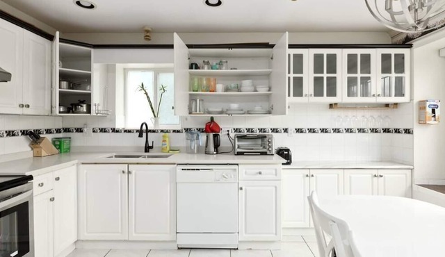 Cheerful 5-bdrms home in Vancouver
