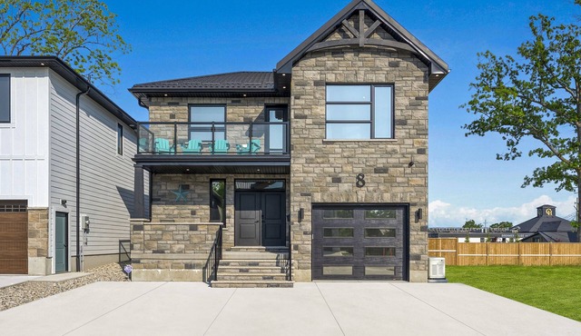 Chello’s Grand Villa, Grand Bend Beach- Steps from the Strip