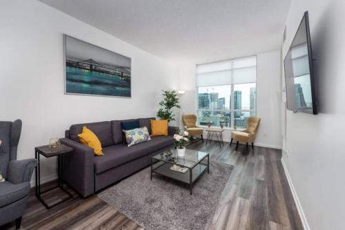 Chic 1BR Condo Lake and City Views plus Free Parking