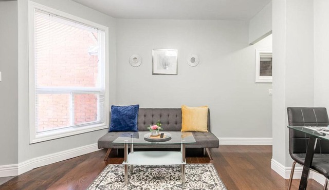 Chic 3BR apartment in Queen West, Downtown Toronto