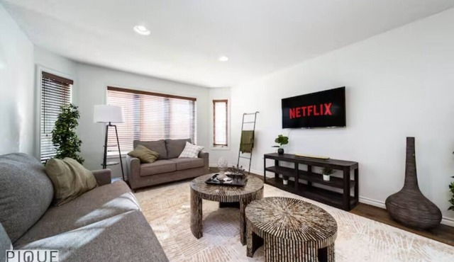 Chic 3BR Modern Home - Wi-Fi - Netflix - Sleeps 8!