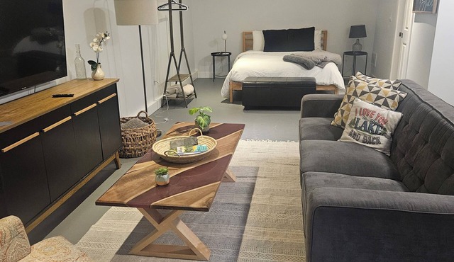 Chic apartment with AC and WiFi in serene Orillia