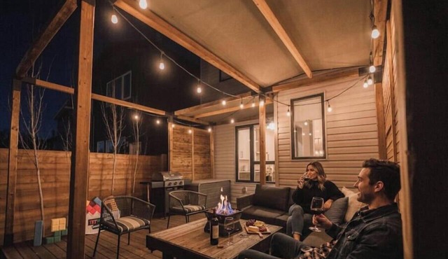 Chic Central 3BR: Martini Bar & Patio. Near DT/WEM