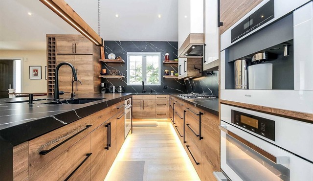 Chic & luxurious villa with outdoor sauna - Steps away from the beach!