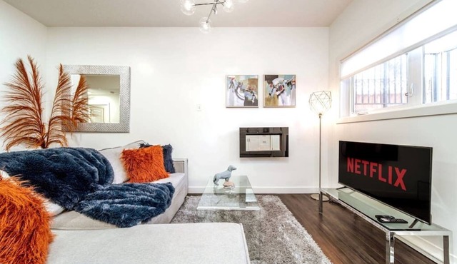 Chic Suite - Long Stays - King Bed - Fireplace &WiFi
