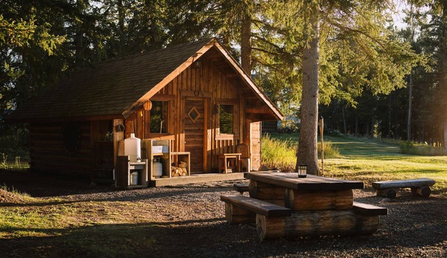 Chilcotin Sunrise Chalet Lakefront Cabin Retreat With Stunning Mountain Views