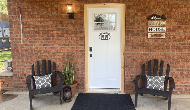 CJs Lakehouse is 1km to Point Pelee. Huge yard, firepit, pets welcome!