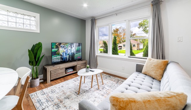 ⭐️Clean 5 bedroom home with 2 kitchens⭐️