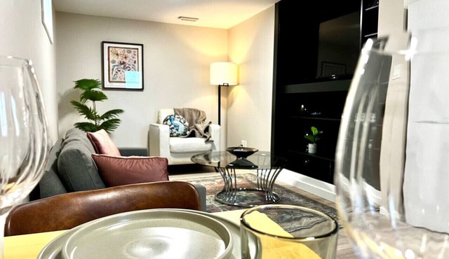 Clean & Bright Southside Lower Suite