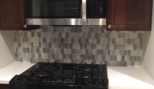 Clean & Quiet 2 bedroom 1 bath suite separ8t entrynn