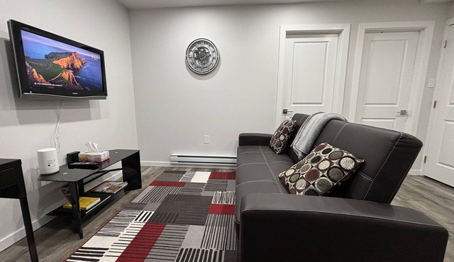 Clean Stylish Cozy Suite with 2 Beds and Fast Wifi - 14mins to YEG