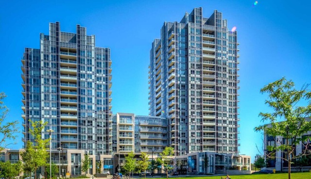 Closed to subway 1+1 Luxury Condo With Parking and Wifi