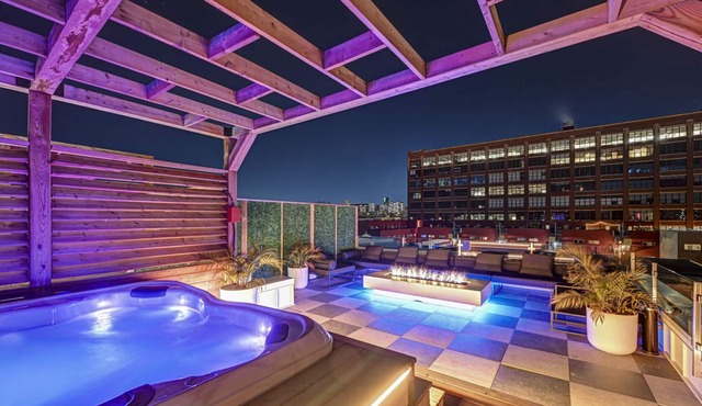 CLUBHAUS Premium XL Penthouse, Rooftop Hot Tub, Sleeps 16