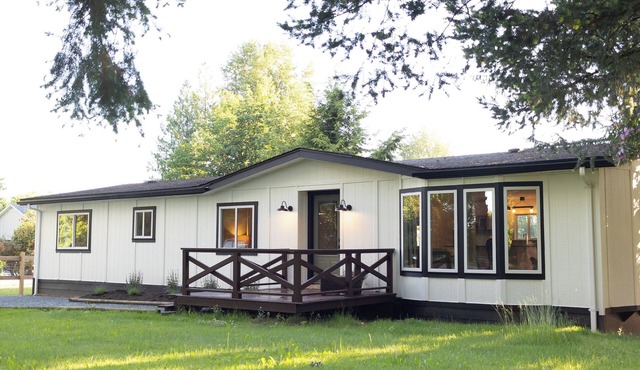 Coach house on flower farm. Near to wineries/VCR Zoo/Ft Langley/Thunderbird.